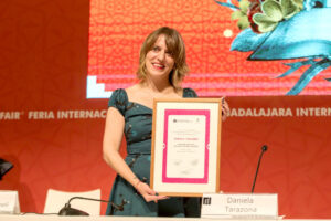 Daniela Tarazona recibe Premio Sor Juana Inés de la Cruz